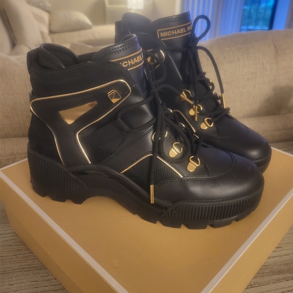 🔥SALE🔥Michael Kors HTF  Brooke Bootie SZ 9.5 - Picture 9 of 16